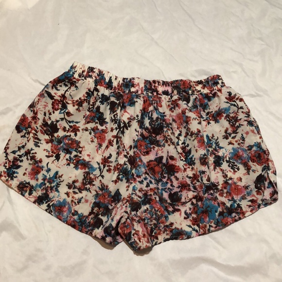 Floral print fabric shorts size medium - Picture 2 of 2